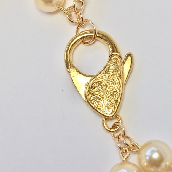 Manhattan - 10mm Goldcream Pearls w/23K Gold Clasp - Picture 7 of 7